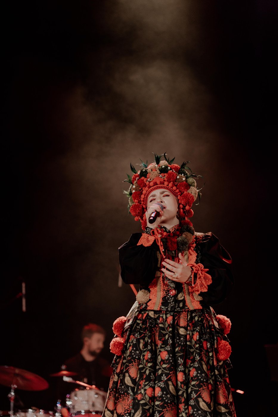 Julia Topolanek-Pacan śpiewa na scenie w góralskiej stylizacji