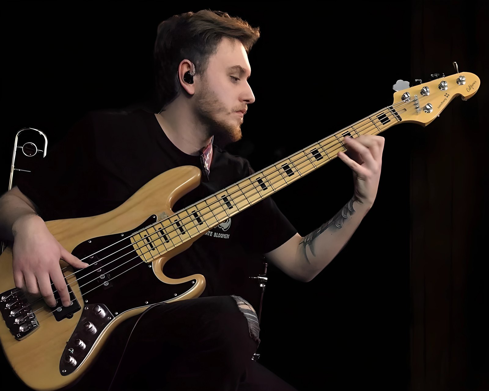 Krzysztof Janiak z gitarą basową