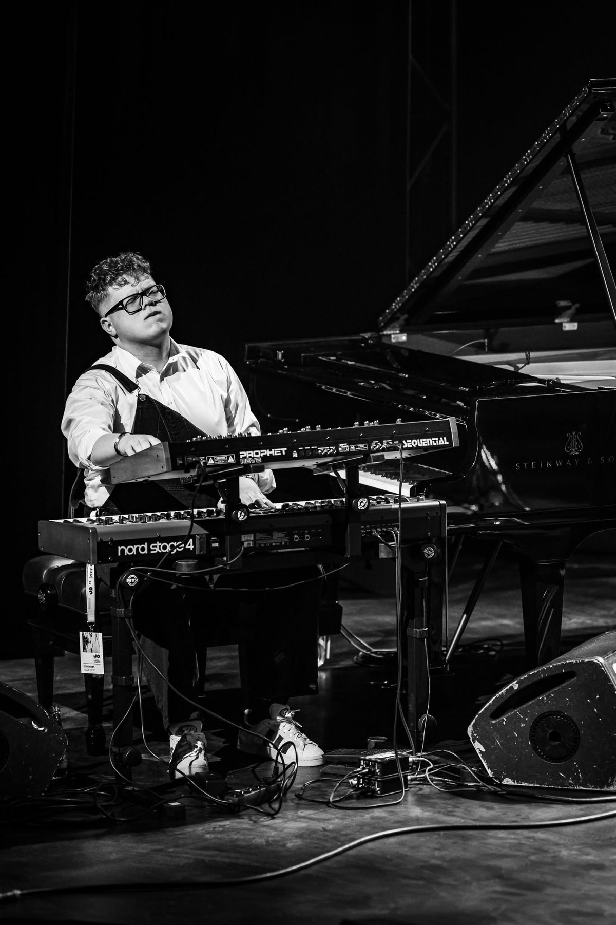 Michał Modrzyński przy fortepianie