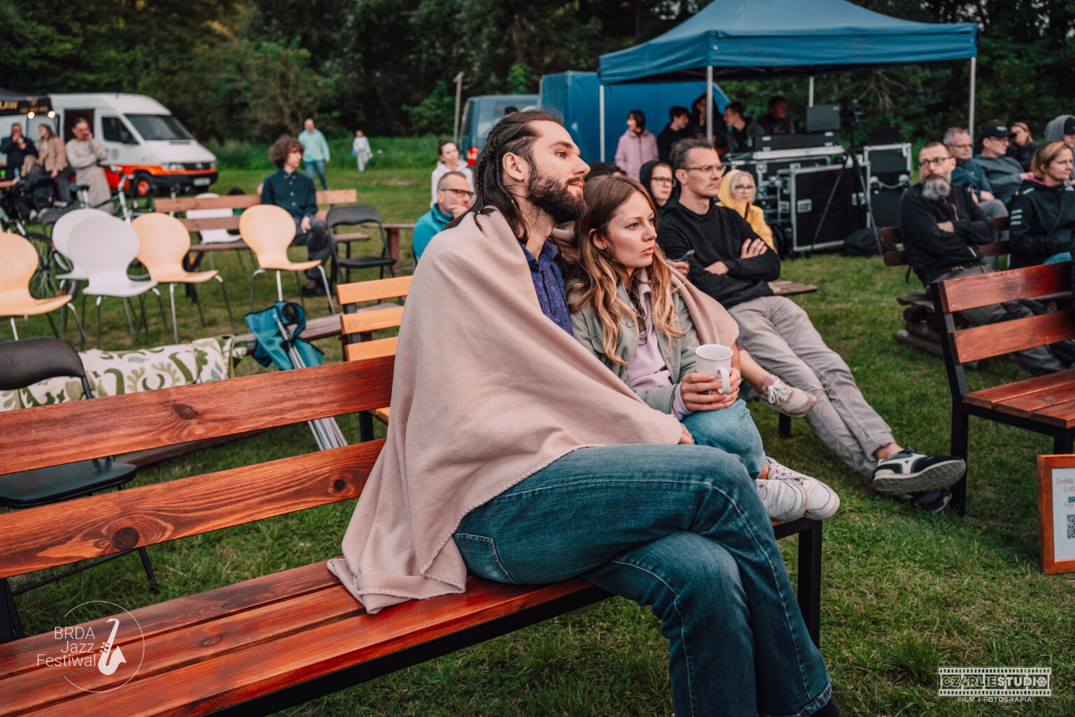 Publiczność festiwalu pod kocami